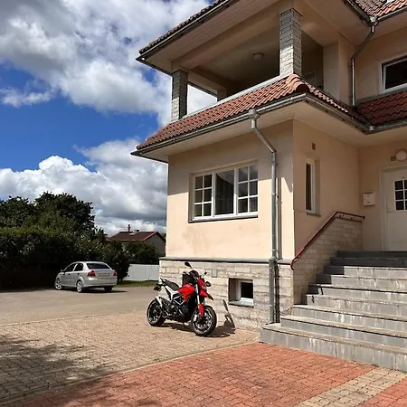 Cosy Flat Near Castle 아파트 *