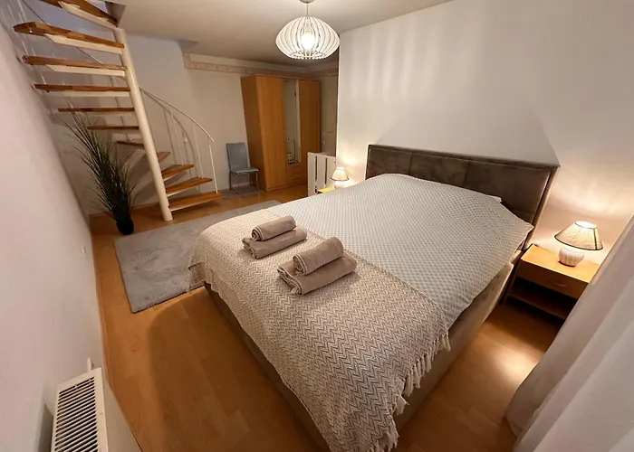 Cosy Flat Near Castle 아파트 쿠레사아레