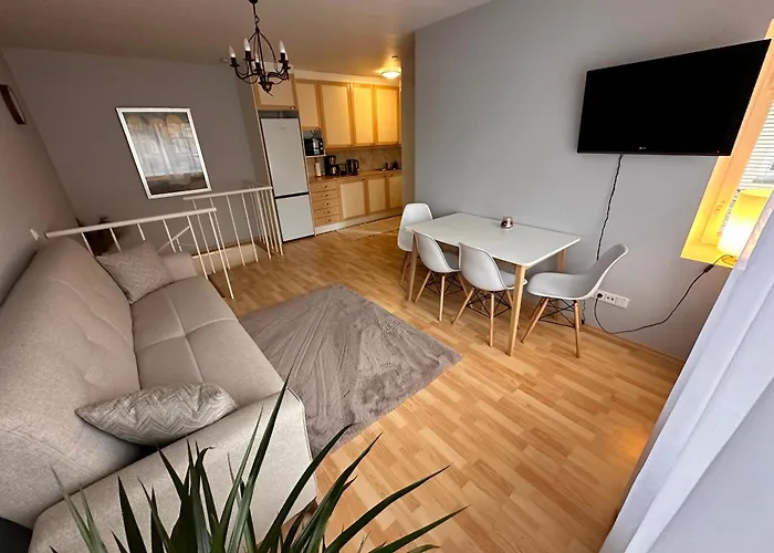 Cosy Flat Near Castle 아파트 *